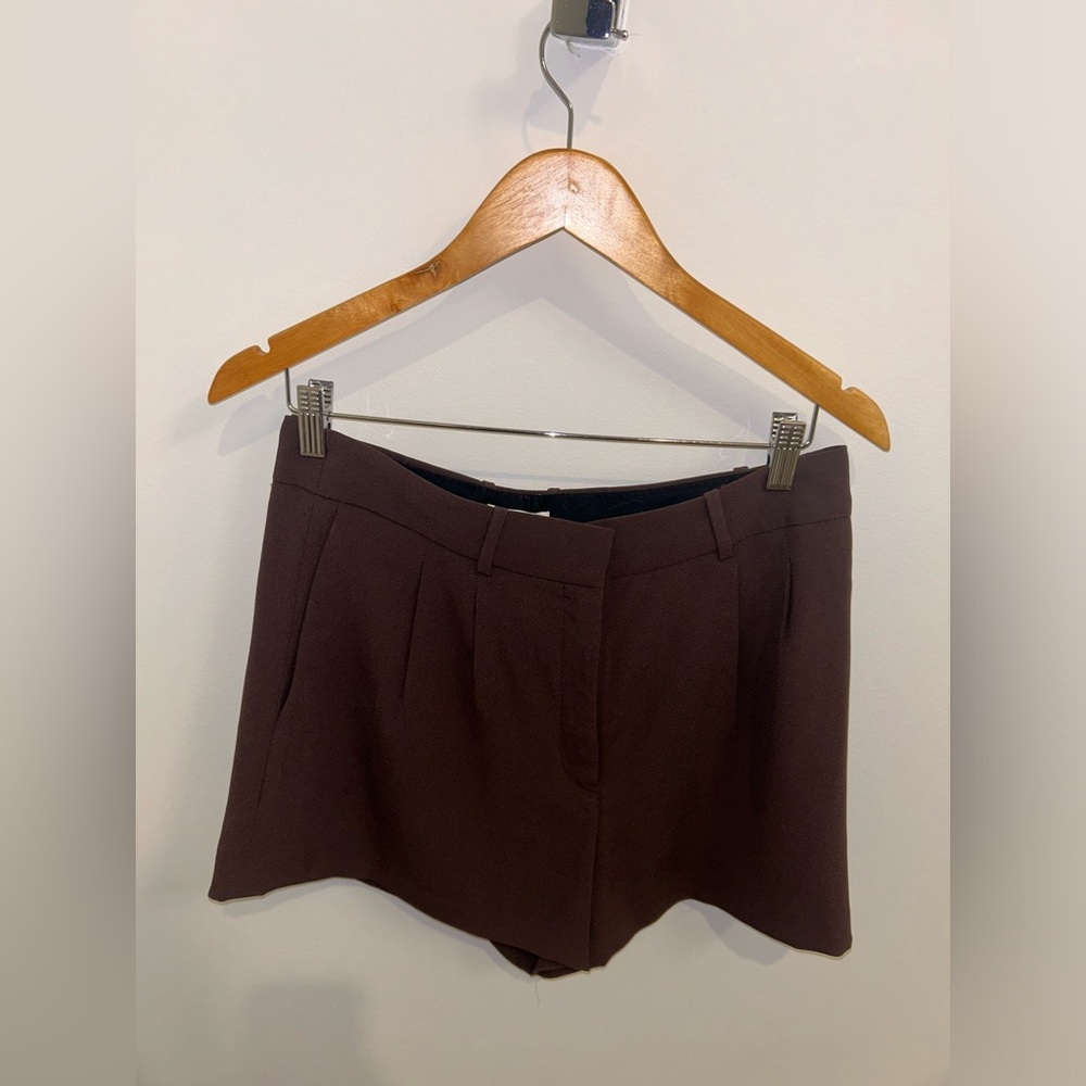 Aritzia Babaton Pleated Mini Shorts🤎
